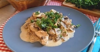 Фрикасе из филе курицы с грибами в сливочном соусе