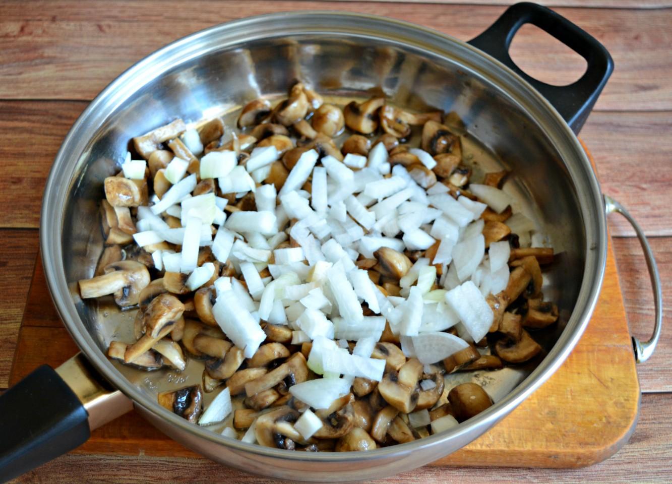 Мелко нарезанные грибы с луком