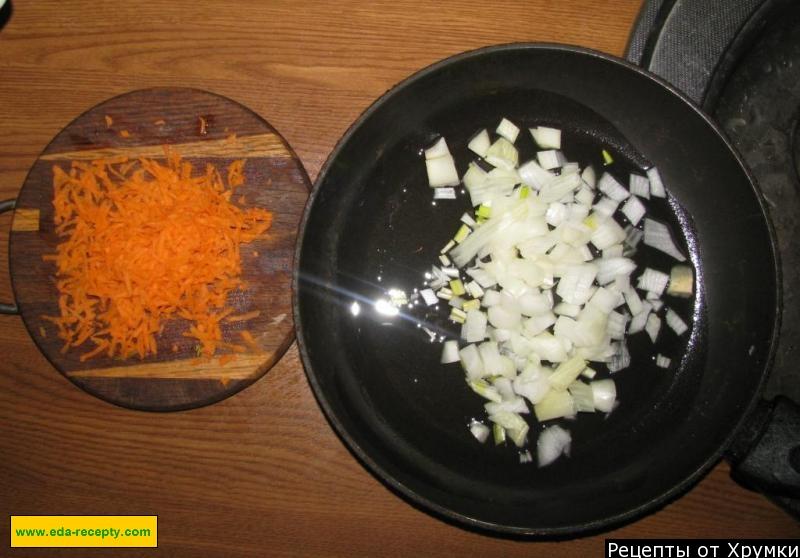 Как приготовить рис с морковью и луком. Рис гарнир обжаренный с луком. Рис с луком морковью чесноком. Кусочек рыбы с морковью и луком и рис на гарнир.