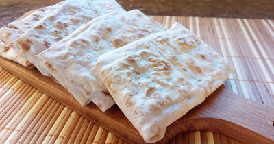 Лаваш с сыром, колбасой, болгарским перцем и яйцом