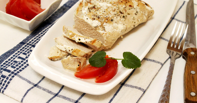 Грудки индейки тушеные на сковороде в сметане