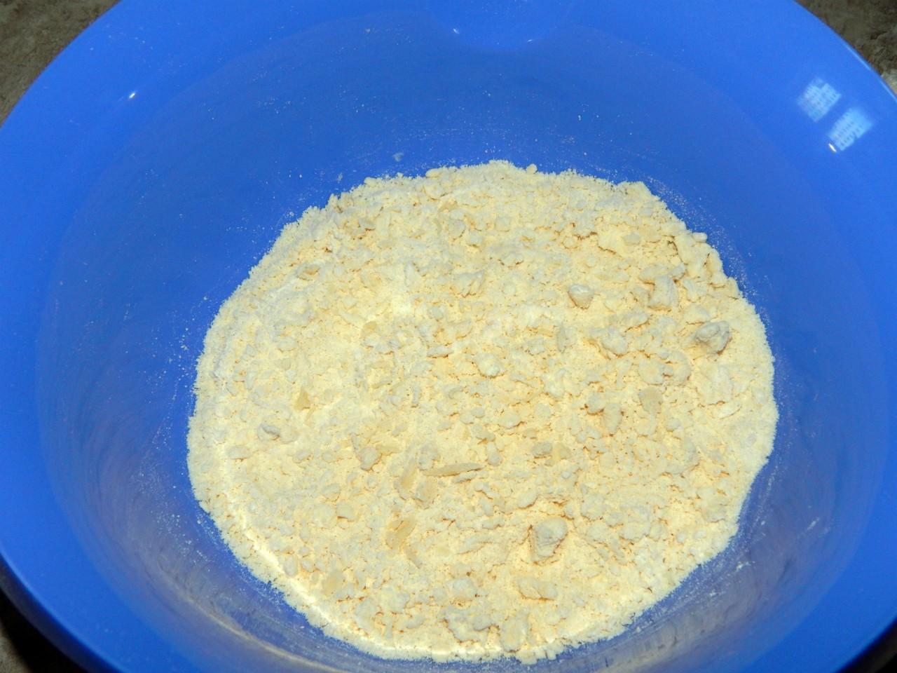 Рецепт песочно дрожжевого теста. Мучная крошка. Песочное тесто из муки и масла. Мука сахар маргарин. Муку растереть с маргарином.