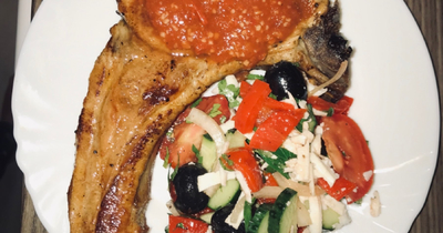 Антрекот по-румынски из свинины с овощами