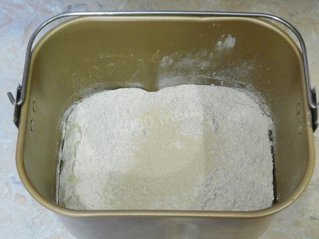 Дрожжи сухие хлебопечки. Солод для выпечки хлеба в хлебопечке. Серый хлеб в хлебопечке. Ржано песочное тесто из ржаной муки. Всыпьте просеянную муку. Фото.