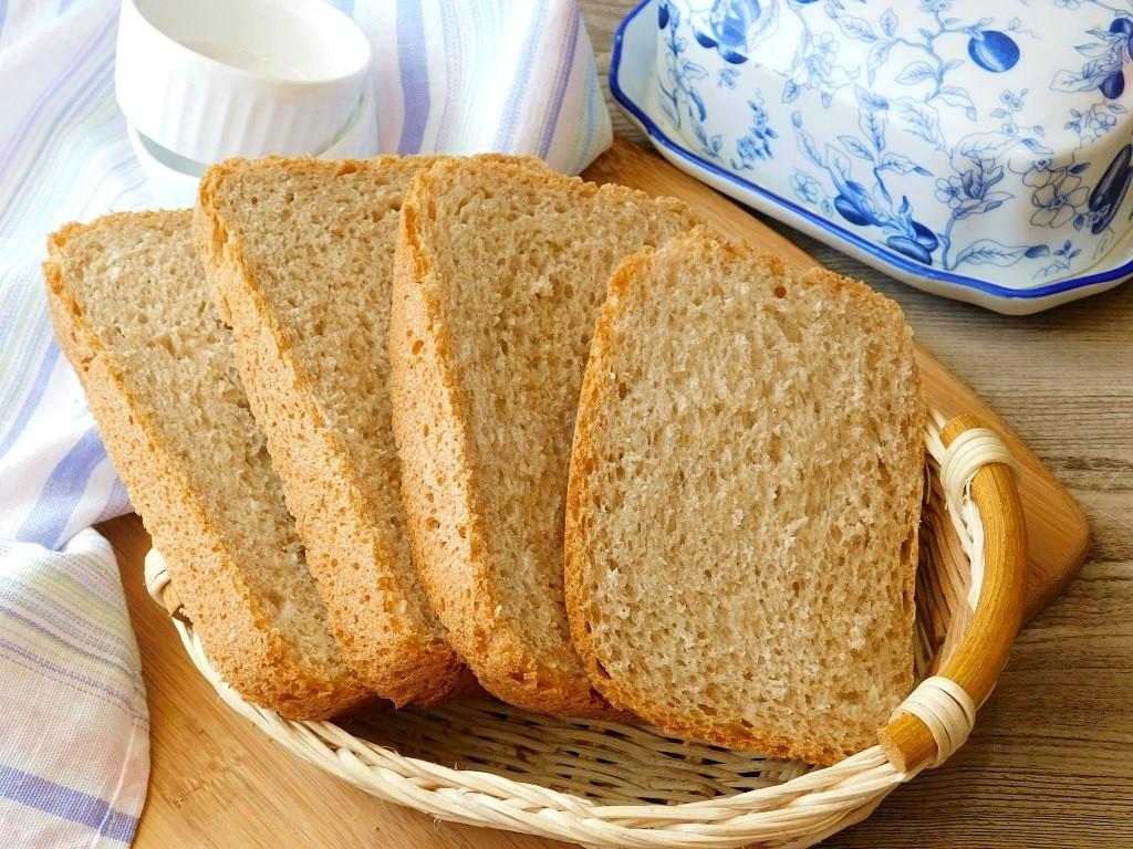 Постный хлеб в хлебопечке рецепты. Серый хлеб. Хлеб с отрубями. Домашний хлеб с отрубями. Буханка серого хлеба.
