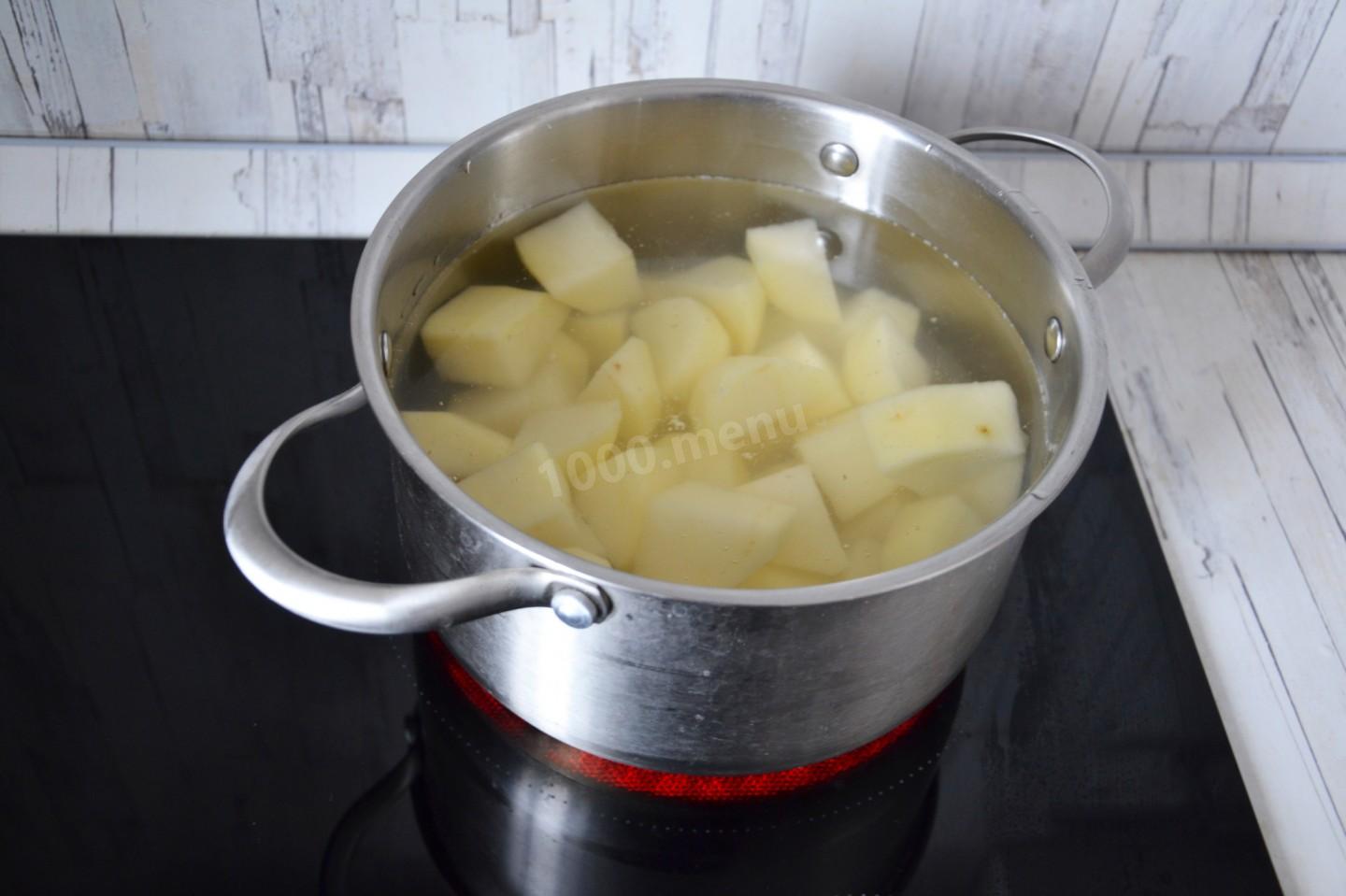 Опустить в кипящую воду картофель. Картошка в кастрюле с водой. Картошка с кефиром. Слить воду из кастрюли с картошкой. Вода кипящая кастрюля с картошкой.