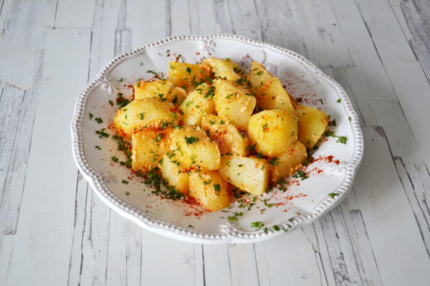 Рецепты со свежей картошкой. Картошка с кефиром. Картошка с сулугуни. Жареный картофель с сулугуни. Картофель, запеченный с сыром сулугуни.