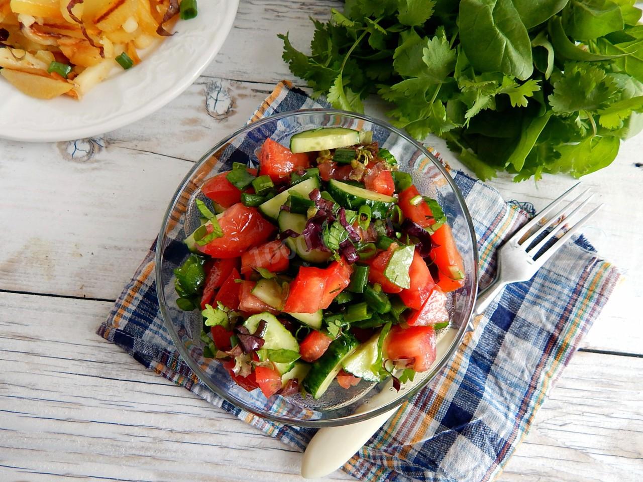 Салат овощи калорийность на 100. Салат огурцы помидоры. Салат из огурцов и помидоров. Летний овощной салат. Салат из огурца и помидора.