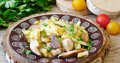Картошка с белыми грибами и луком жареная на сковороде