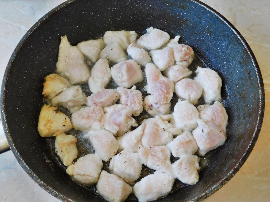 Как приготовить курицу кусочками на сковороде: рецепт и секреты