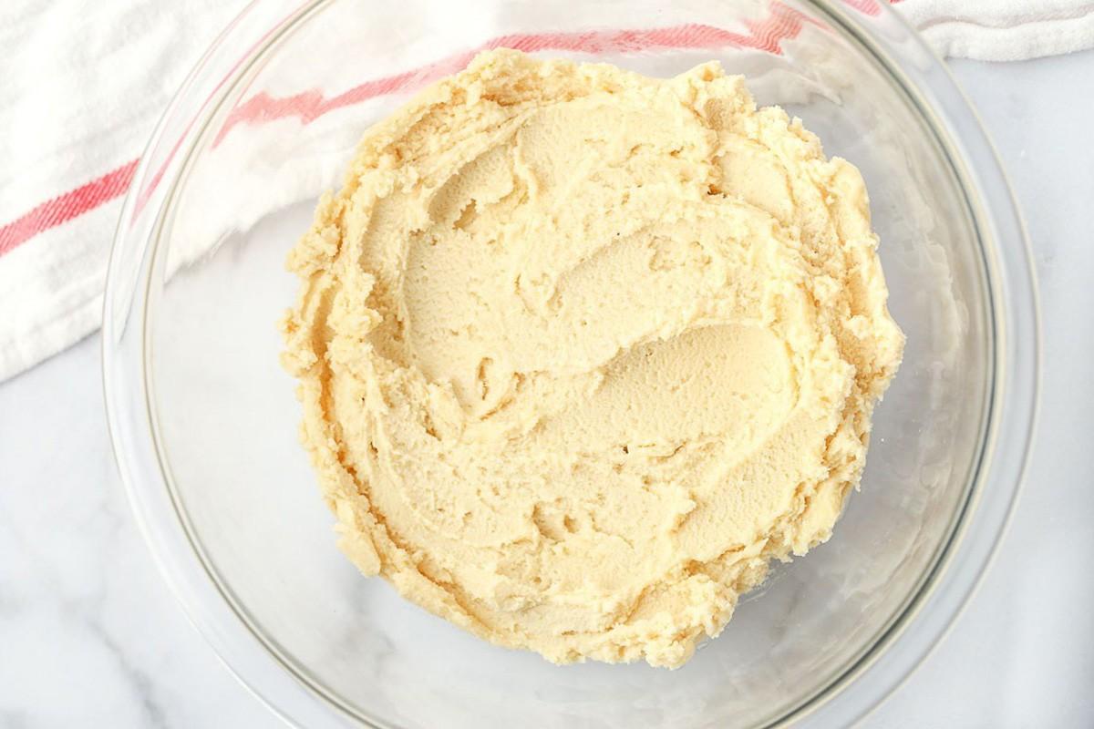 РАССЫПЧАТОЕ ПЕЧЕНЬЕ  2015 год Из готового песочного теста на маргарине можно испечь пирог с любой начинкой.