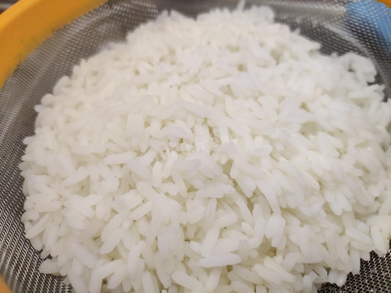 Каша рисовая на воде рассыпчатая в кастрюле. Рис рассыпчатый на гарнир. Длиннозерный рассыпчатый рис. Рис белый рассыпчатый длиннозерный. Длиннозерный рис вареный.