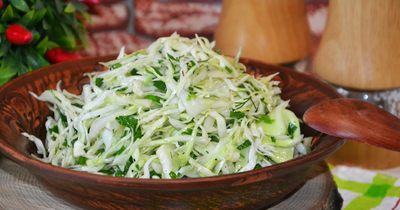 Салат капуста с зеленым луком уксусом и маслом