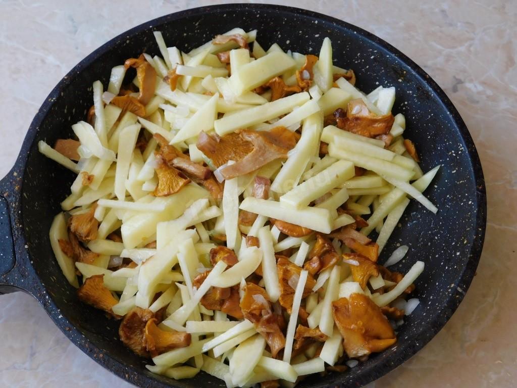 Рецепт жареных лисичек с картошкой и луком на сковороде