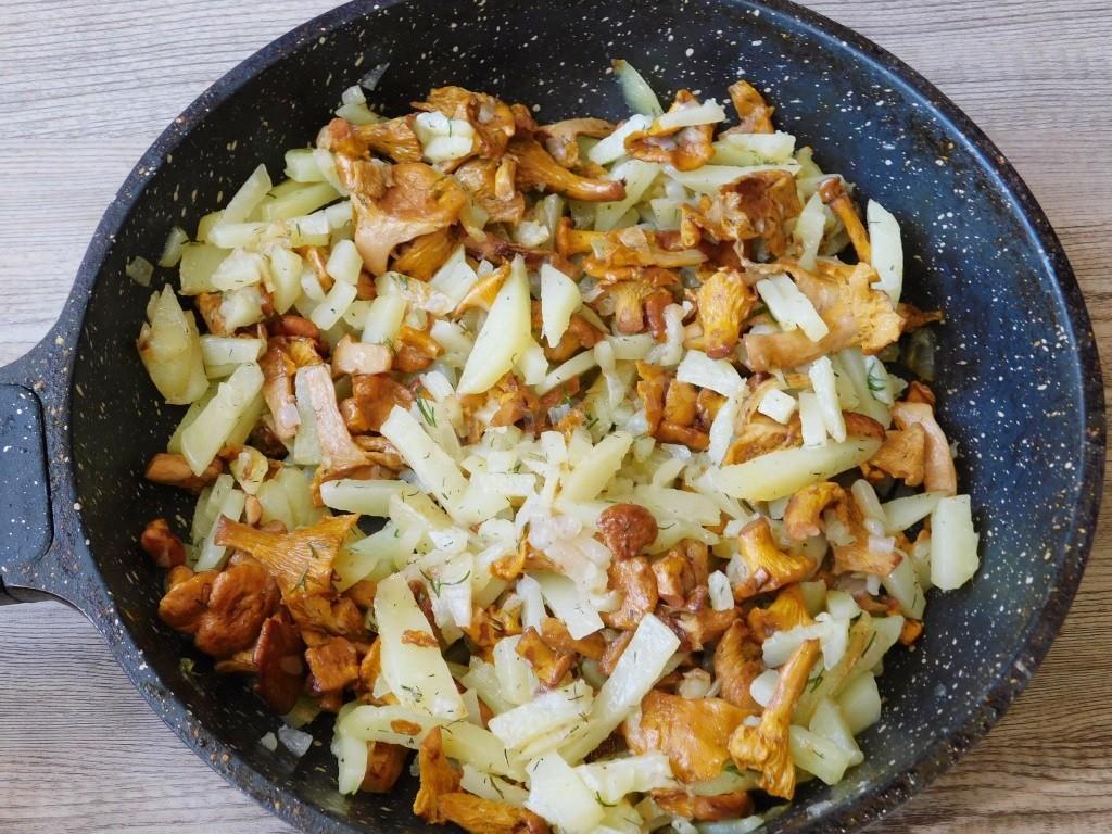 Как приготовить грибы лисички с картошкой на сковороде: простой рецепт