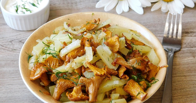 Жареные грибы лисички с картошкой и луком на сковороде