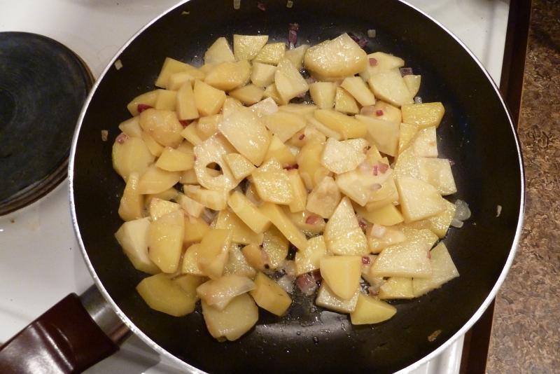 Жареная картошка на воде рецепт. Обтачиваем картофель и обжариваем. Строчки жареные с картошкой. Как крошить картошку на суп. Можно жареную картошку при аллергии.