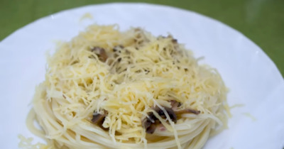 Паста спагетти с шампиньонами и твердым сыром пармезан