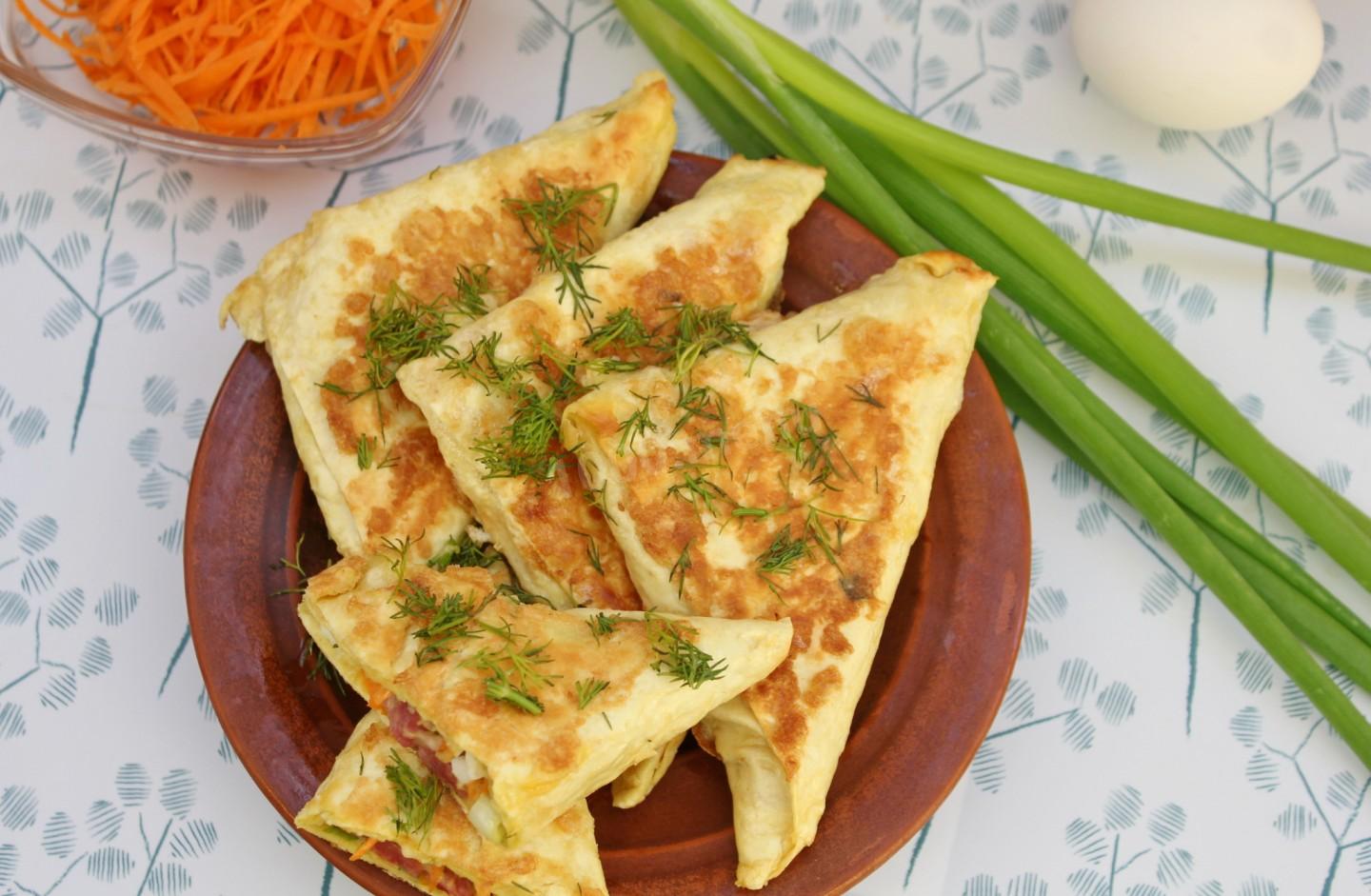 Конвертики из лаваша с сыром и яйцом и зеленью на сковороде рецепт с фото