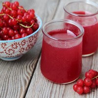 Черная смородина что с ней готовить. sok iz krasnoi smorodiny na zimu 1565204750 1 min. Черная смородина что с ней готовить фото. Черная смородина что с ней готовить-sok iz krasnoi smorodiny na zimu 1565204750 1 min. картинка Черная смородина что с ней готовить. картинка sok iz krasnoi smorodiny na zimu 1565204750 1 min. Вопрос о том, как приготовить черную смородину на зиму, чтобы сохранить витамины, недаром ежегодно возникает у миллионов хозяек. Эту ягоду возделывают практически на каждом участке; она считается кладезем биологически активных веществ и одним из самых полезных продуктов, которые можно вырастить самостоятельно или не очень дорого приобрести в летний сезон.
