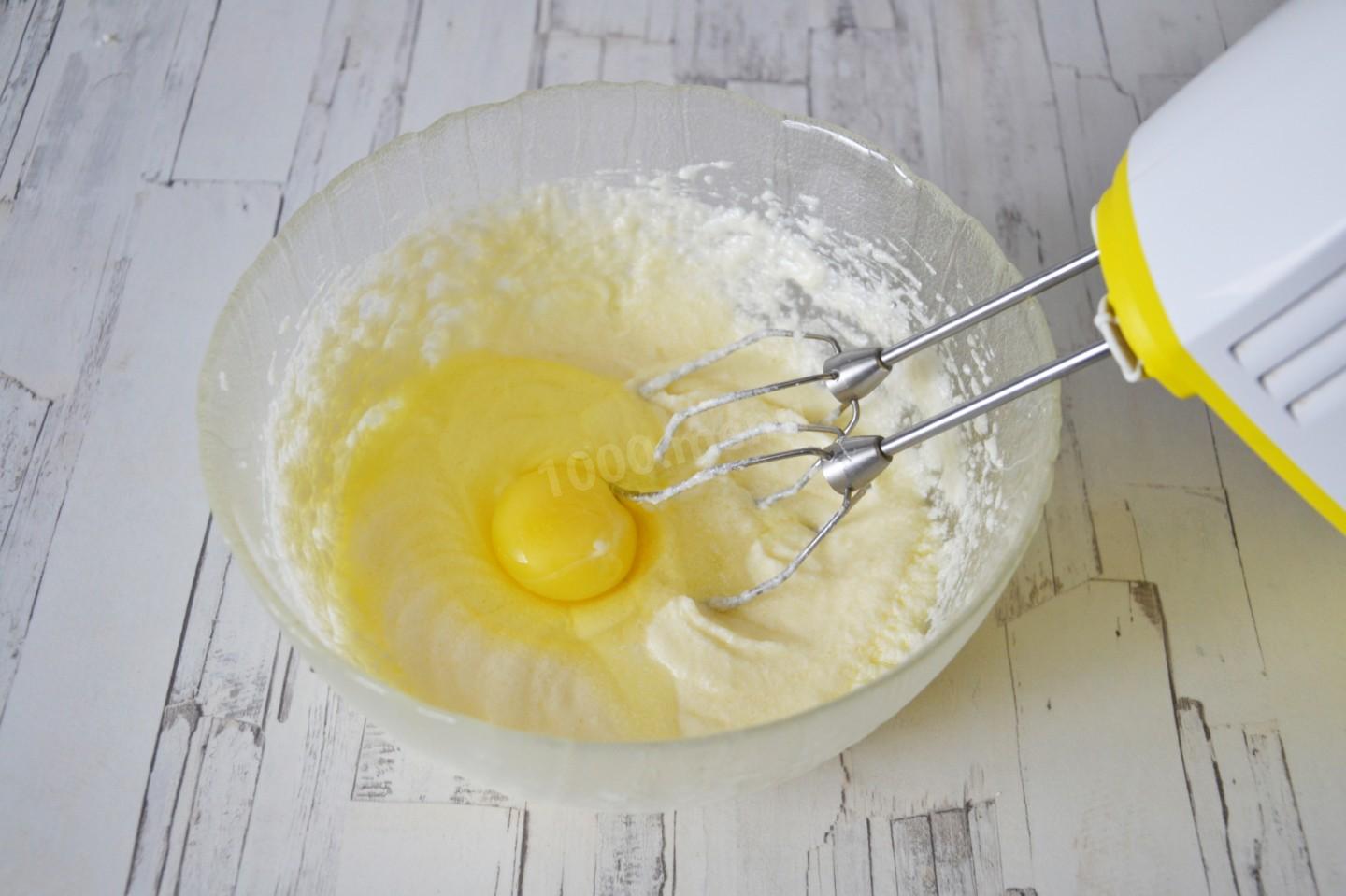 Яйца с маслом сахар разрыхлитель. Взбивая массу добавить по одному яйцу.