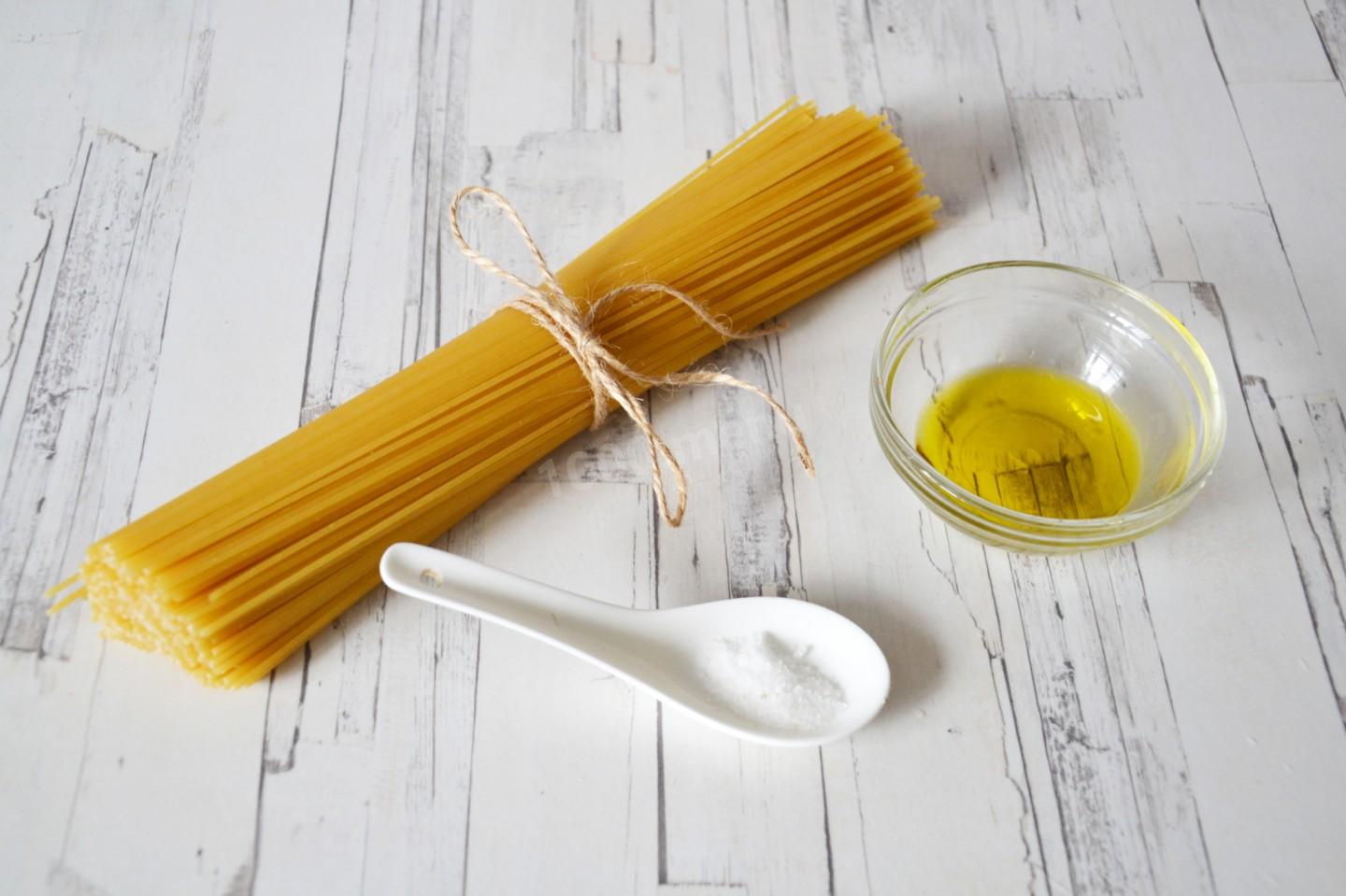 Рецепт теста для пасты. Спагетти с оливковым маслом. Макароны с солью. Поэтапное приготовление апельсиновых спагетти. Ингредиенты для приготовления теста для спагетти фото.