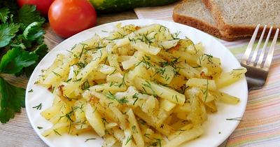 Жареная картошка с луком на сковороде на гарнир к утке