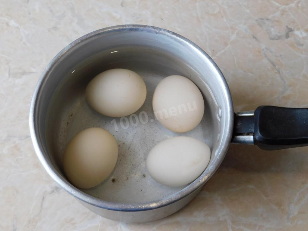 Холодные яйца. Рожки залитые яйцами. Лук яйца на холоде. Яйца от холода. Холодные яйца у мужчины