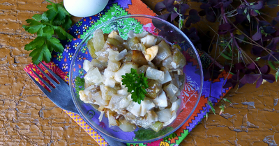 Салат из баклажанов с яйцом и маринованным луком