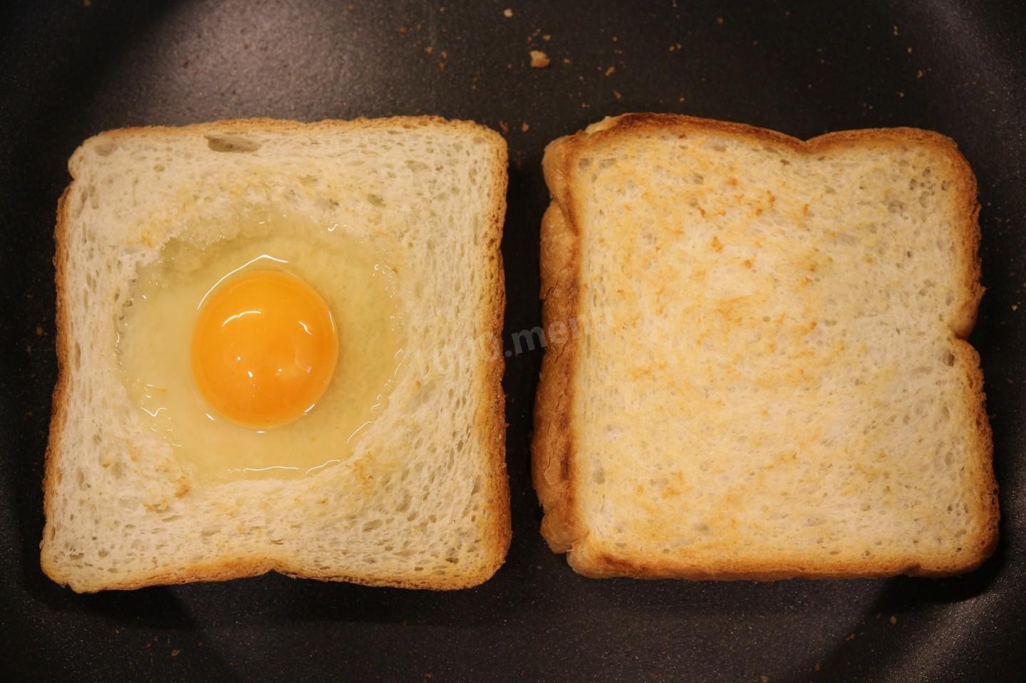 Из тостового хлеба на сковороде. Тост с яйцом на сковороде. Завтрак из тостового хлеба на сковороде. Яйцо с беконом в хлебе на сковороде. Бутерброд с яйцом на сковороде.