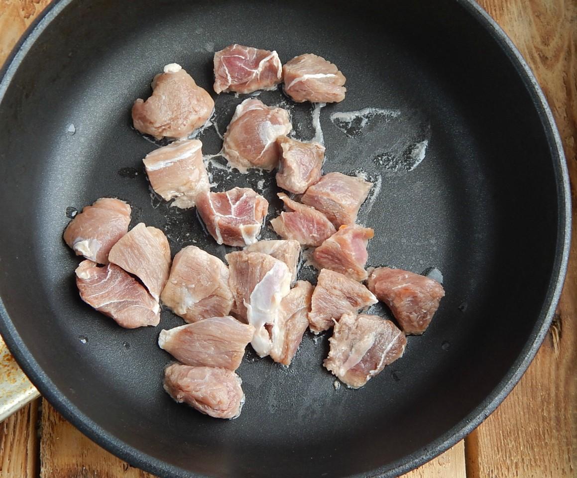 Свинина жареная кусочками рецепты. Обжаривание мяса. Мясо на сковородке. Свинина жареная кусочками. Мясо кусочками на сковороде.