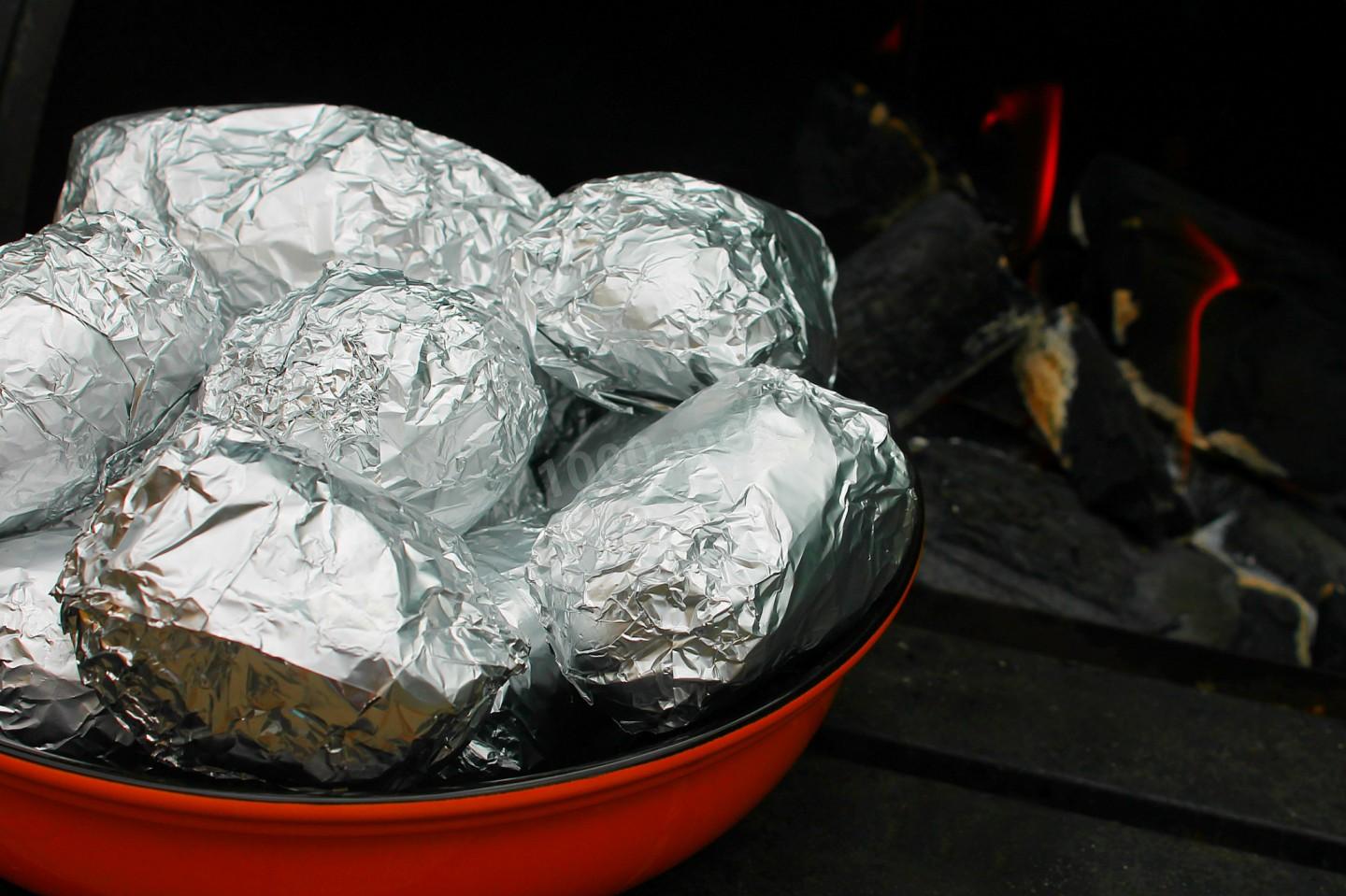 Картофель в фольге на углях. Капуста в фольге на углях. Картошка запеченная в фольге на углях. Картошка с салом в фольге на углях.