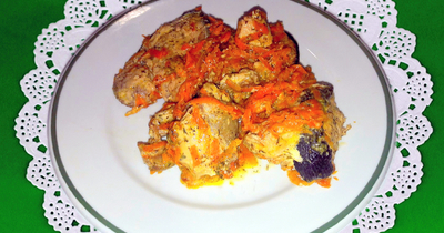 Красная рыба тушеная в сметане с морковью и травами