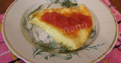 Омлет с мукой, сыром и молоком на сковороде