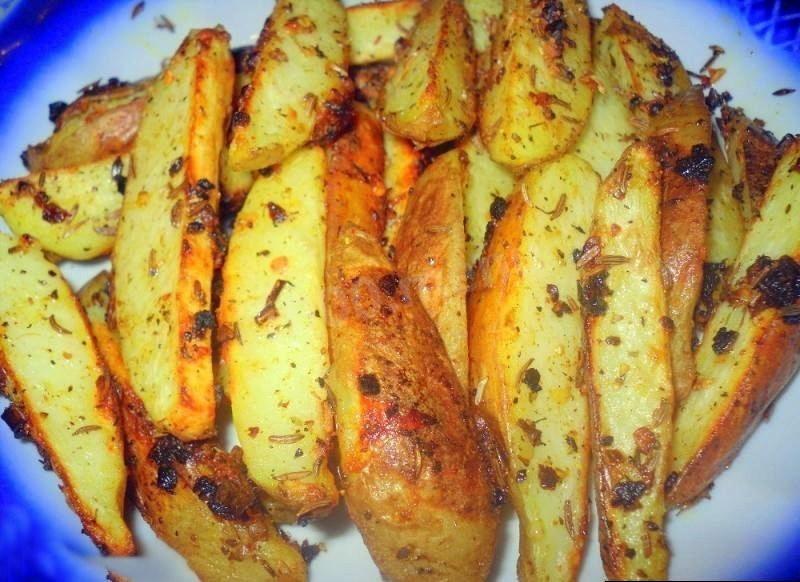 Картошка по-деревенски в духовке с чесноком и зеленью: рецепт с фото и пошаговыми инструкциями