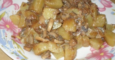 Картошка тушеная с грибами и луком