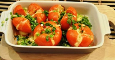 Запеченные помидоры с копченым сыром и зеленью в духовке