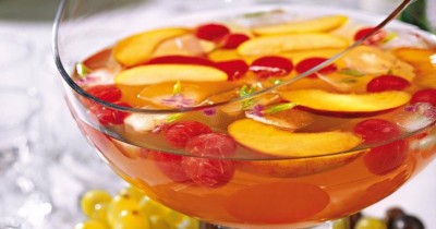 Крюшон из арбуза с ананасовым соком и апельсиновым ликером
