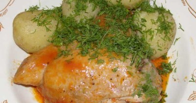 Цыпленок тушеный в томатном соусе с отварным картофелем