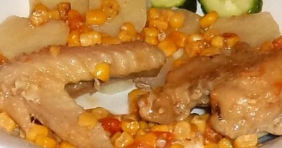 Тушеная курица с кукурузой и томатами