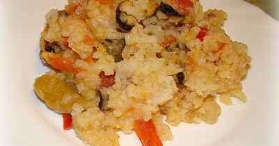 Мидии с рисом на сковороде
