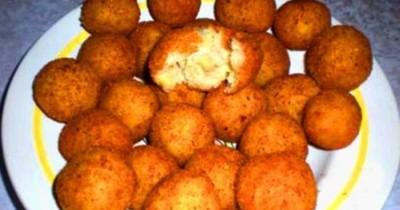 Картофельные шарики с копченым сыром и сметаной