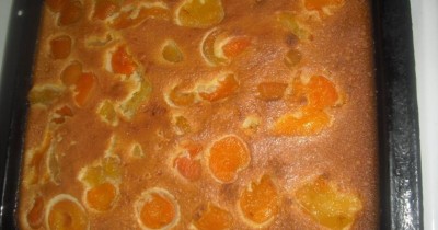 пирог с консервированными персиками и сметанным кремом