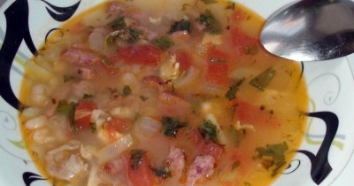 Суп из белой фасоли с копченой колбасой на бульоне