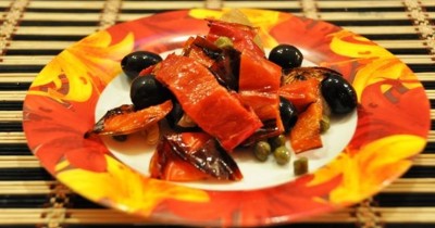Болгарский перец и лук на сковороде гриль с маслинами