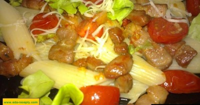 Паста с беконом, помидорами черри, салатом-латуком и сыром