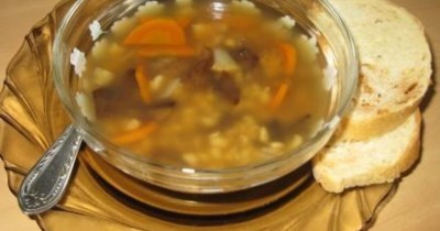 Грибной суп из сушеных грибов с морковью и перловкой