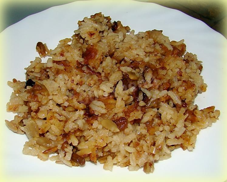 На поминки рис с изюмом как называется. Рис с изюмом. Сладкий рис с изюмом. Жареный рис с изюмом. Жареный рис сладкий.