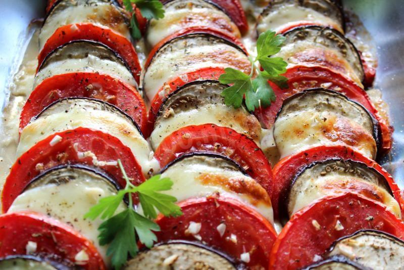 Рецепт вкусных баклажанов в духовке с сыром и помидорами