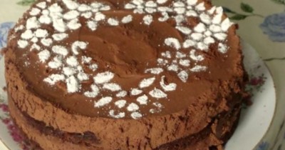 Шоколадный торт с грушами